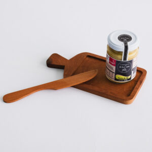tabla madera con cuchillo y ají