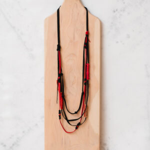 Colar negro en gamuza nacional rojo y negro_