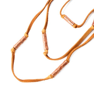 Collar café con conos de cuero cocidos a mano_2