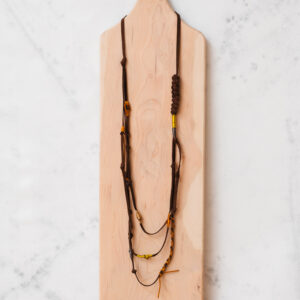 Collar café con nudos de macrame embarrado con hilos_