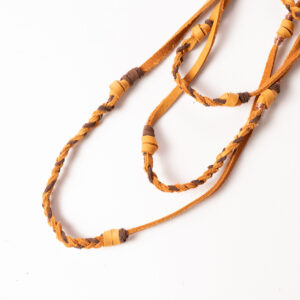 Collar mostaza con hilos de cobre_4