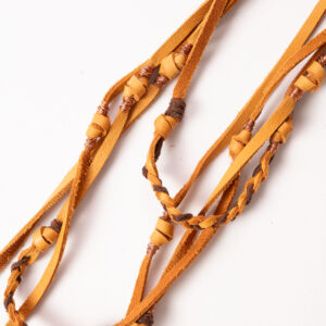 Collar mostaza con hilos de cobre_5