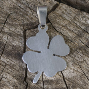 Colgante de plata modelo Pültruy ruku trébol