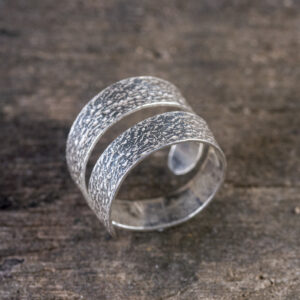 Anillo de plata ajustable textura rústica