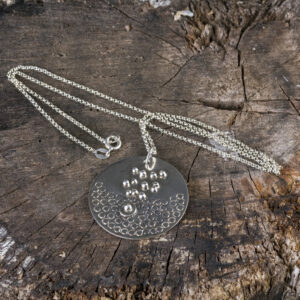 Colgante circular cincelado con cadena