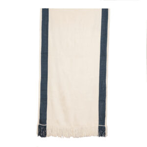 Piecera de lana blanca borde azul 190 x 92 cm.